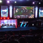 Widok na scenę League of Legends z dużą kabiną.