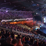Widok na sektor okupowany głównie przez fanów League of Legends.